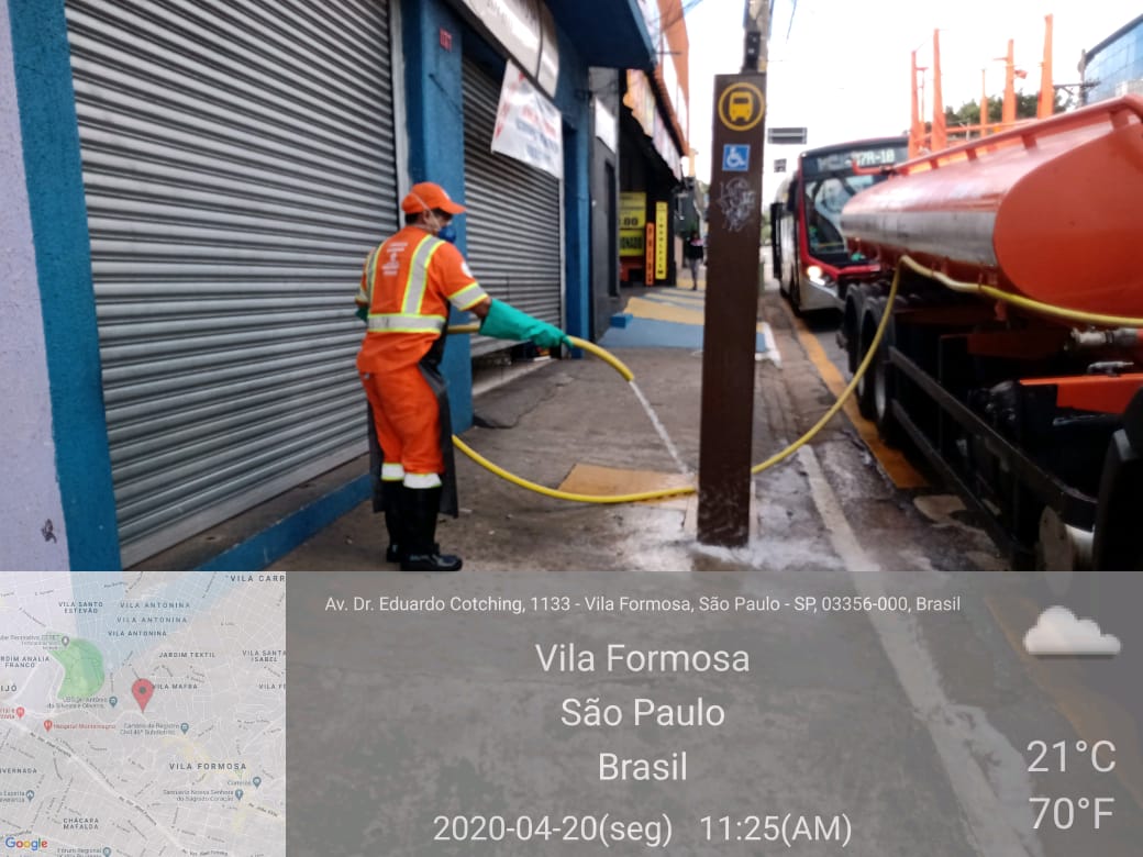 #PraCegoVer visualiza-se a imagem de um agente de limpeza realizando a lavagem de um ponto de ônibus.